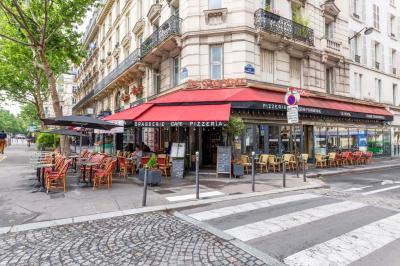 Façade d'une brasserie avec terrasse, tables occupées, menus affichés et enseigne ’Le Royal’ visible.