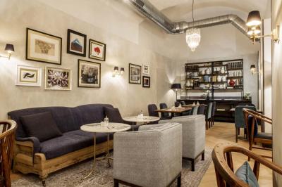 Buffet de petit-déjeuner avec fruits, viennoiseries, pains, plats chauds et boissons disposés sur un comptoir lumineux.