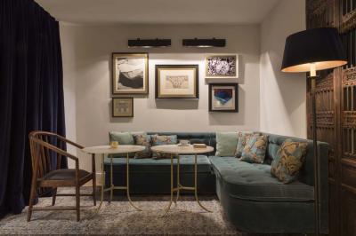 Buffet de petit-déjeuner avec fruits, viennoiseries, pains, plats chauds et boissons disposés sur un comptoir lumineux.