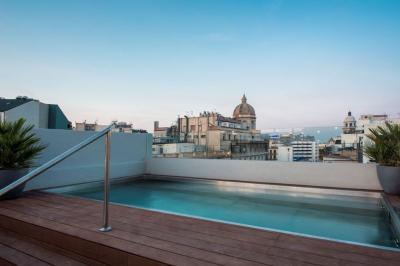 Buffet de petit-déjeuner avec fruits, viennoiseries, pains, plats chauds et boissons disposés sur un comptoir lumineux.