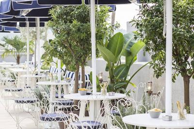 Buffet de petit-déjeuner avec fruits, viennoiseries, pains, plats chauds et boissons disposés sur un comptoir lumineux.