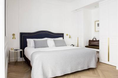 Buffet de petit-déjeuner avec fruits, viennoiseries, pains, plats chauds et boissons disposés sur un comptoir lumineux.