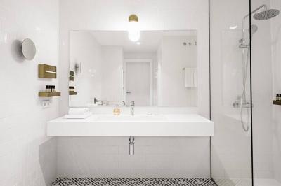 Buffet de petit-déjeuner avec fruits, viennoiseries, pains, plats chauds et boissons disposés sur un comptoir lumineux.