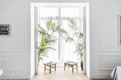 Buffet de petit-déjeuner avec fruits, viennoiseries, pains, plats chauds et boissons disposés sur un comptoir lumineux.