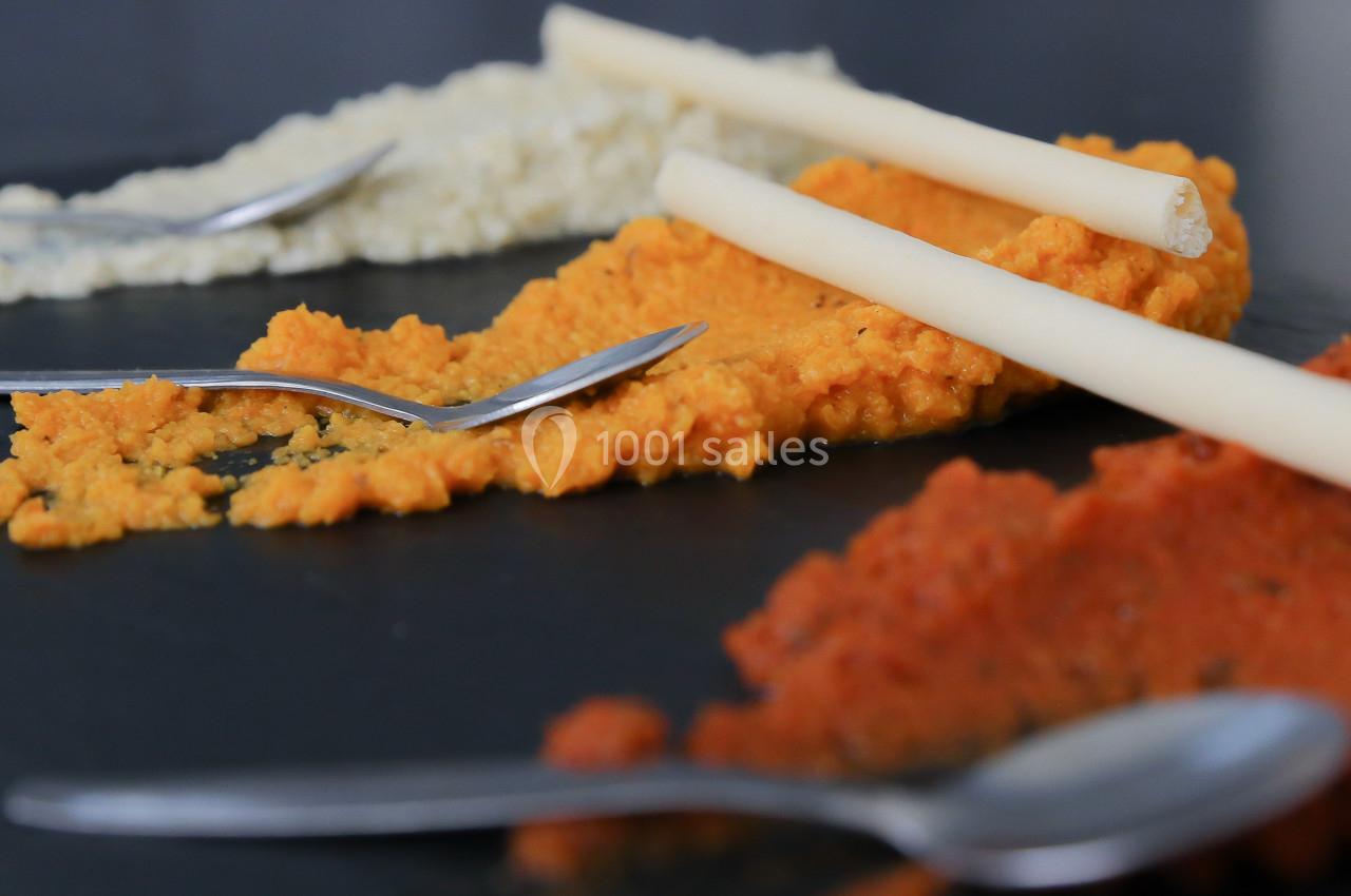 Trois purées colorées (blanche, orange, rouge) disposées sur une ardoise avec des cuillères et des bâtonnets.
