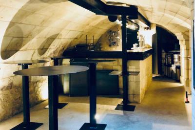 Tranches de viande séchée disposées sur une ardoise avec des noix et des piques en bois.