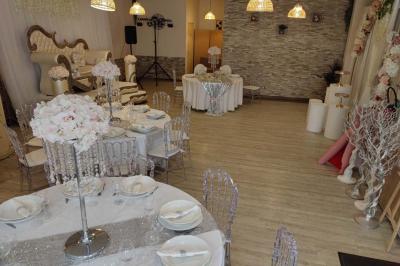 Plateaux de fruits variés avec morceaux d'orange, pomme, kiwi, mangue, groseilles et ananas garni de myrtilles.