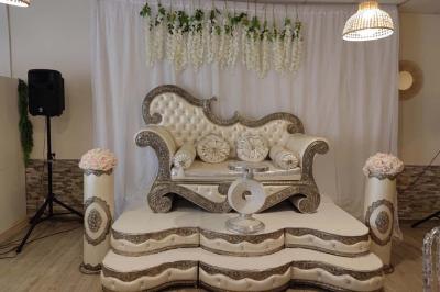 Plateaux de fruits variés avec morceaux d'orange, pomme, kiwi, mangue, groseilles et ananas garni de myrtilles.