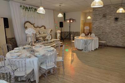 Plateaux de fruits variés avec morceaux d'orange, pomme, kiwi, mangue, groseilles et ananas garni de myrtilles.