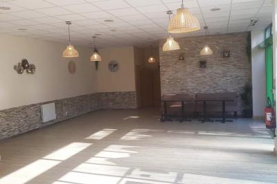 Plateaux de fruits variés avec morceaux d'orange, pomme, kiwi, mangue, groseilles et ananas garni de myrtilles.