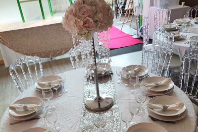 Plateaux de fruits variés avec morceaux d'orange, pomme, kiwi, mangue, groseilles et ananas garni de myrtilles.