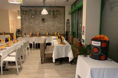 Plateaux de fruits variés avec morceaux d'orange, pomme, kiwi, mangue, groseilles et ananas garni de myrtilles.