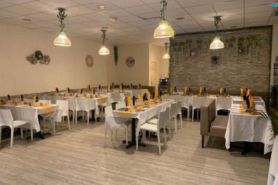 Plateaux de fruits variés avec morceaux d'orange, pomme, kiwi, mangue, groseilles et ananas garni de myrtilles.