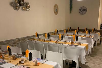 Plateaux de fruits variés avec morceaux d'orange, pomme, kiwi, mangue, groseilles et ananas garni de myrtilles.