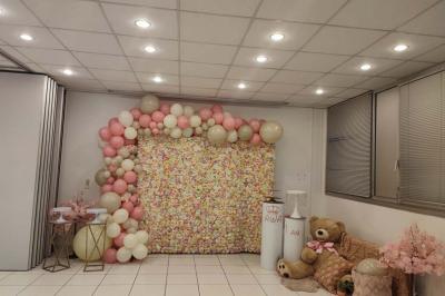 Plateaux de fruits variés avec morceaux d'orange, pomme, kiwi, mangue, groseilles et ananas garni de myrtilles.