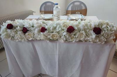 Plateaux de fruits variés avec morceaux d'orange, pomme, kiwi, mangue, groseilles et ananas garni de myrtilles.