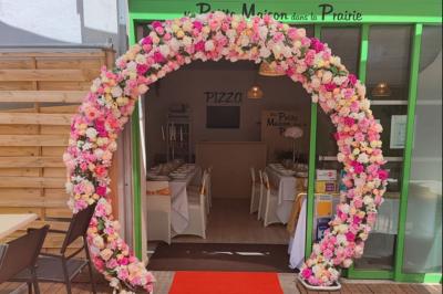 Plateaux de fruits variés avec morceaux d'orange, pomme, kiwi, mangue, groseilles et ananas garni de myrtilles.