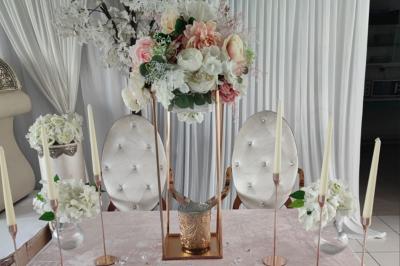 Plateaux de fruits variés avec morceaux d'orange, pomme, kiwi, mangue, groseilles et ananas garni de myrtilles.