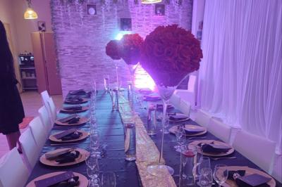 Plateaux de fruits variés avec morceaux d'orange, pomme, kiwi, mangue, groseilles et ananas garni de myrtilles.