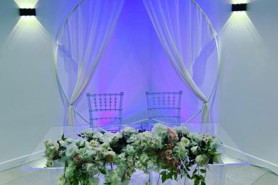 Toilettes modernes avec cuvette suspendue, carrelage gris, mosaïque dorée et accessoires noirs.