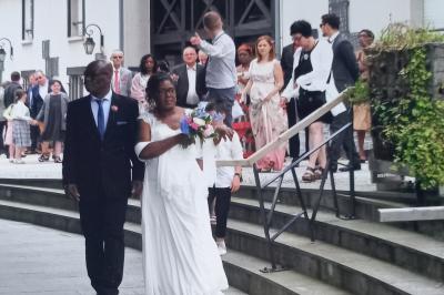 Miniature Mawieweddinglove #11 Table élégamment dressée avec nappes blanches, chemins de table verts, serviettes pliées et décorations florales.