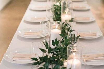 Miniature Mawieweddinglove #5 Table élégamment dressée avec nappes blanches, chemins de table verts, serviettes pliées et décorations florales.