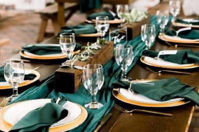 Miniature Mawieweddinglove #8 Table élégamment dressée avec nappes blanches, chemins de table verts, serviettes pliées et décorations florales.