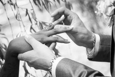 Miniature Mawieweddinglove #2 Table élégamment dressée avec nappes blanches, chemins de table verts, serviettes pliées et décorations florales.