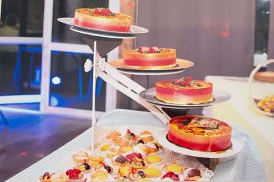 Miniature Mawieweddinglove #15 Table élégamment dressée avec nappes blanches, chemins de table verts, serviettes pliées et décorations florales.