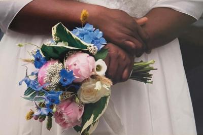 Miniature Mawieweddinglove #7 Table élégamment dressée avec nappes blanches, chemins de table verts, serviettes pliées et décorations florales.