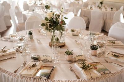 Miniature Mawieweddinglove #4 Table élégamment dressée avec nappes blanches, chemins de table verts, serviettes pliées et décorations florales.