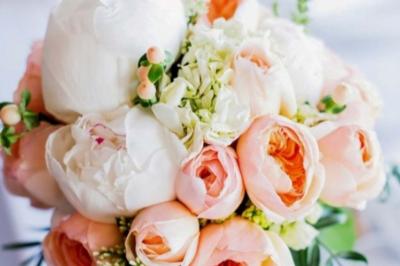 Miniature Mawieweddinglove #6 Table élégamment dressée avec nappes blanches, chemins de table verts, serviettes pliées et décorations florales.