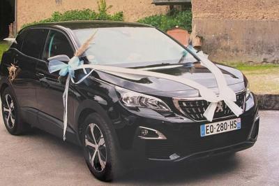 Miniature Mawieweddinglove #17 Table élégamment dressée avec nappes blanches, chemins de table verts, serviettes pliées et décorations florales.