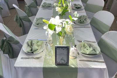 Miniature Mawieweddinglove #19 Table élégamment dressée avec nappes blanches, chemins de table verts, serviettes pliées et décorations florales.