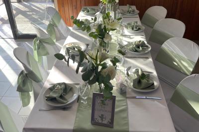 Miniature Mawieweddinglove #21 Table élégamment dressée avec nappes blanches, chemins de table verts, serviettes pliées et décorations florales.