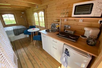 Illustration d'une loupe stylisée avec un cercle central et une poignée inclinée vers la droite.