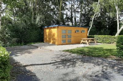 Illustration d'une loupe stylisée avec un cercle central et une poignée inclinée vers la droite.