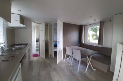 Illustration d'une loupe stylisée avec un cercle central et une poignée inclinée vers la droite.