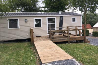 Illustration d'une loupe stylisée avec un cercle central et une poignée inclinée vers la droite.