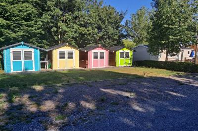 Illustration d'une loupe stylisée avec un cercle central et une poignée inclinée vers la droite.