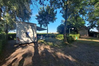 Illustration d'une loupe stylisée avec un cercle central et une poignée inclinée vers la droite.