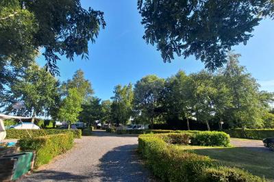 Illustration d'une loupe stylisée avec un cercle central et une poignée inclinée vers la droite.