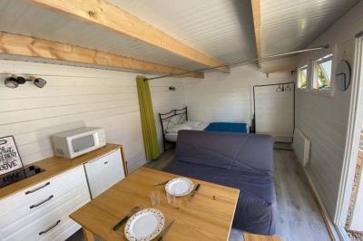 Illustration d'une loupe stylisée avec un cercle central et une poignée inclinée vers la droite.