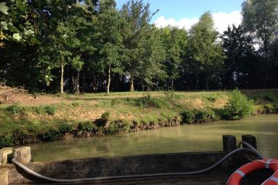 Illustration d'une loupe stylisée avec un cercle central et une poignée inclinée vers la droite.