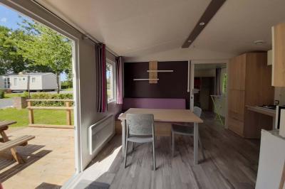 Illustration d'une loupe stylisée avec un cercle central et une poignée inclinée vers la droite.