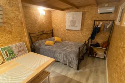 Illustration d'une loupe stylisée avec un cercle central et une poignée inclinée vers la droite.