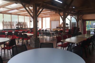 Illustration d'une loupe stylisée avec un cercle central et une poignée inclinée vers la droite.