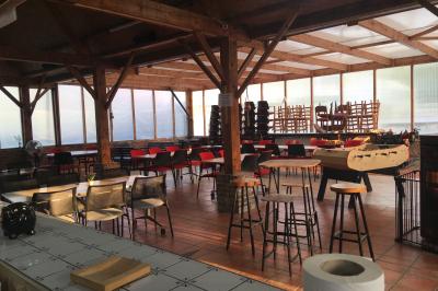 Illustration d'une loupe stylisée avec un cercle central et une poignée inclinée vers la droite.