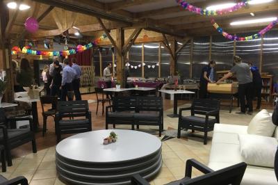 Illustration d'une loupe stylisée avec un cercle central et une poignée inclinée vers la droite.