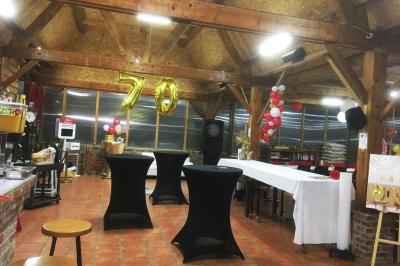 Illustration d'une loupe stylisée avec un cercle central et une poignée inclinée vers la droite.